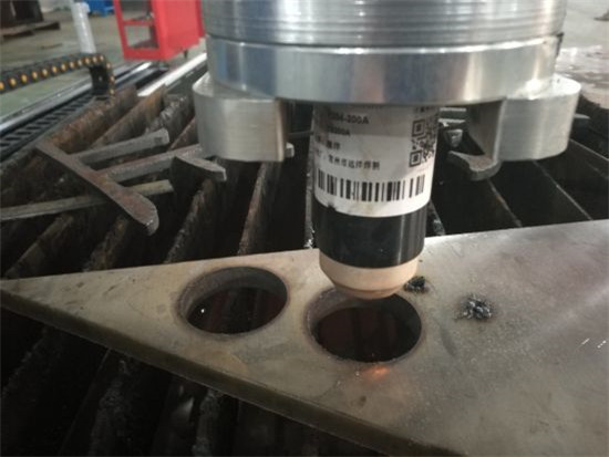 2018 плазма от неръждаема стомана 1300 * 2500 мм CNC метална машина за рязане на желязо
